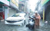 Nằm sát sông Tô Lịch nhưng mưa 1 tiếng, đường Bùi Xương Trạch ngập sâu 3 tiếng